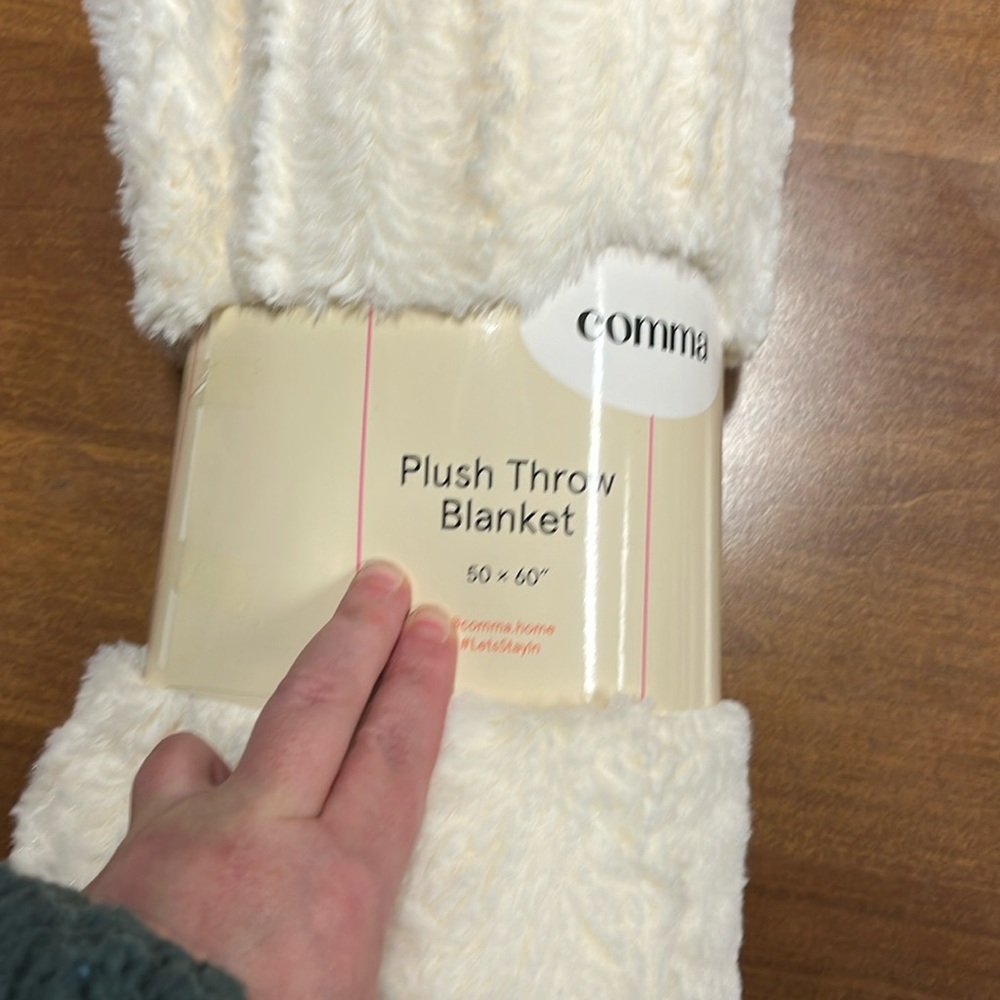 NWT Comma Plush Throw Blanket